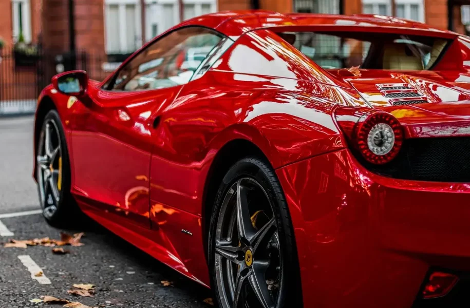 Trader kauft Ferrari mit Bitcoin und erhält eine Geldstrafe von $3.7 Millionen sowie 18 Monate Gefängnis