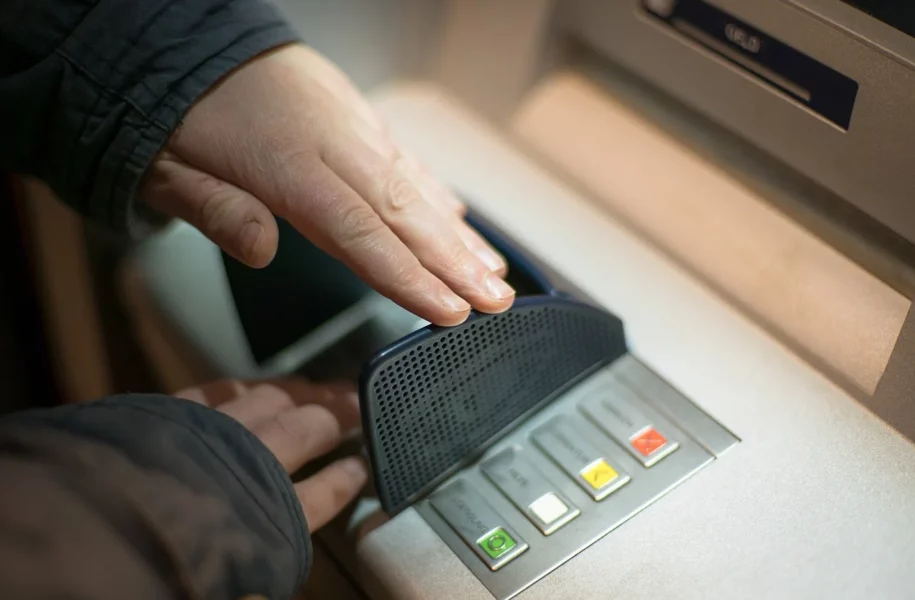 ATM in London gibt doppelte Summe an Bargeld aus und lockt Menschenmassen an