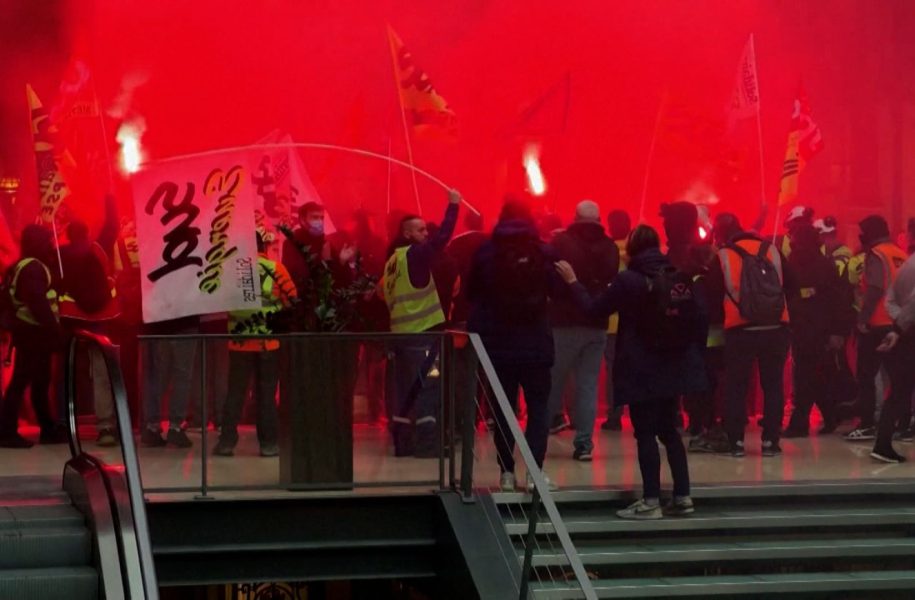Protestors Raid BlackRock’s Office in Paris With Flares and Smoke Bombs